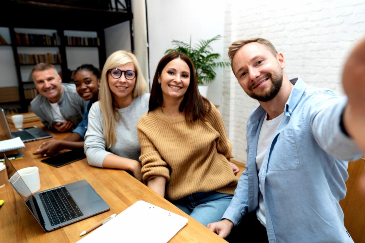 Familie plant gemeinsam das Budget am Küchentisch